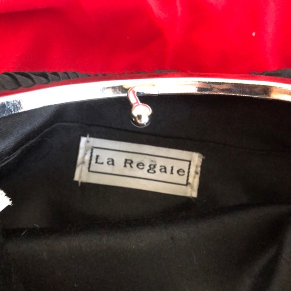 La Regale Vintage black silk evening bag. - Picture 2 of 5